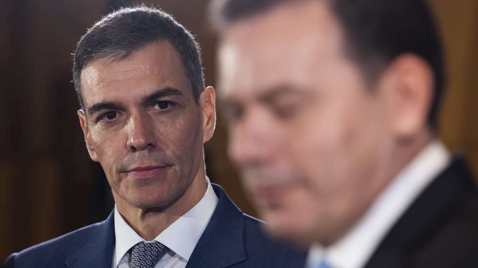 O primeiro-ministro de Portugal, Luís Montenegro (D), acompanhado pelo presidente do Governo de Espanha, Pedro Sanchez, durante uma conferência no Fórum Empresarial Luso-Espanhol, à margem da XXXV Cimeira Luso-Espanhola, no Campus Universitário da Penha, em Faro, 23 de outubro de 2024. JOSÉ SENA GOULÃO/LUSA