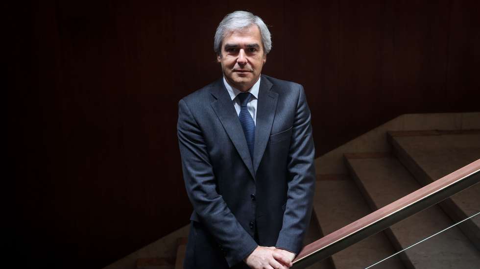 O ministro da Defesa Nacional, Nuno Melo, posa para a fotografia durante uma entrevista à agência Lusa na sede do Ministério da Defesa, em Lisboa, 31 de julho de 2024. O ministro Nuno Melo afirmou que as associações socioprofissionais militares e as chefias dos ramos vão voltar a ser ouvidos pelo Ministério da Defesa para se pronunciarem sobre a regulamentação das medidas recentemente anunciadas para as Forças Armadas. (ACOMPANHA TEXTO DA LUSA DO DIA 04 DE AGOSTO DE 2024). ANTÓNIO PEDRO SANTOS/LUSA