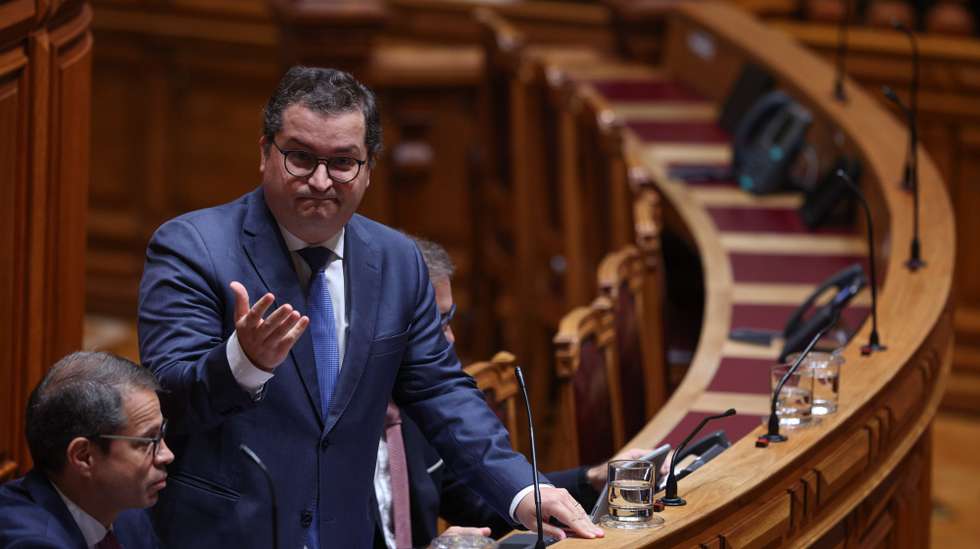 O Ministro de Estado e das Finanças, Joaquim Miranda Sarmento, durante o debate de urgência, requerido pelo PS, sobre "Plano Orçamental Estrutural de Médio Prazo 2025-2028 entregue em Bruxelas" na Assembleia da República em Lisboa, 25 de outubro de 2024. TIAGO PETINGA/LUSA