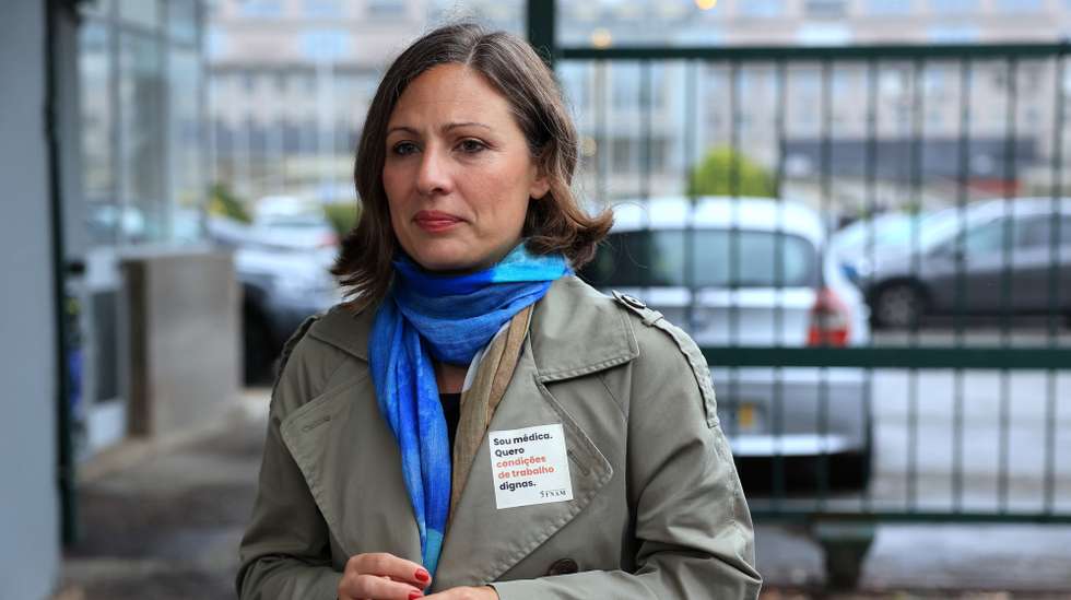 A presidente da Federação Nacional dos Médicos (FNAM), Joana Bordalo e Sá, faz um balanço da greve dos médicos junto ao Hospital São João, no Porto, 25 de setembro de 2024. ESTELA SILVA/LUSA