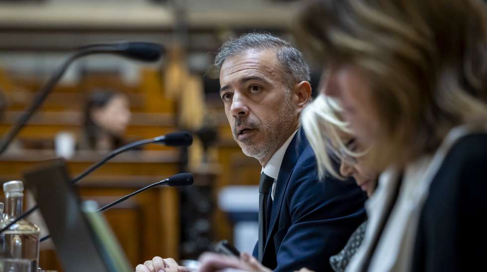 O ministro dos Assuntos Parlamentares, Pedro Duarte (E), intervém na sua audição perante a Comissão de Cultura, Comunicação, Juventude e Desporto, sobre o Plano de Ação para a Comunicação Social anunciado pelo Governo, na Assembleia da República, em Lisboa, 30 de outubro de 2024. JOSÉ SENA GOULÃO/LUSA