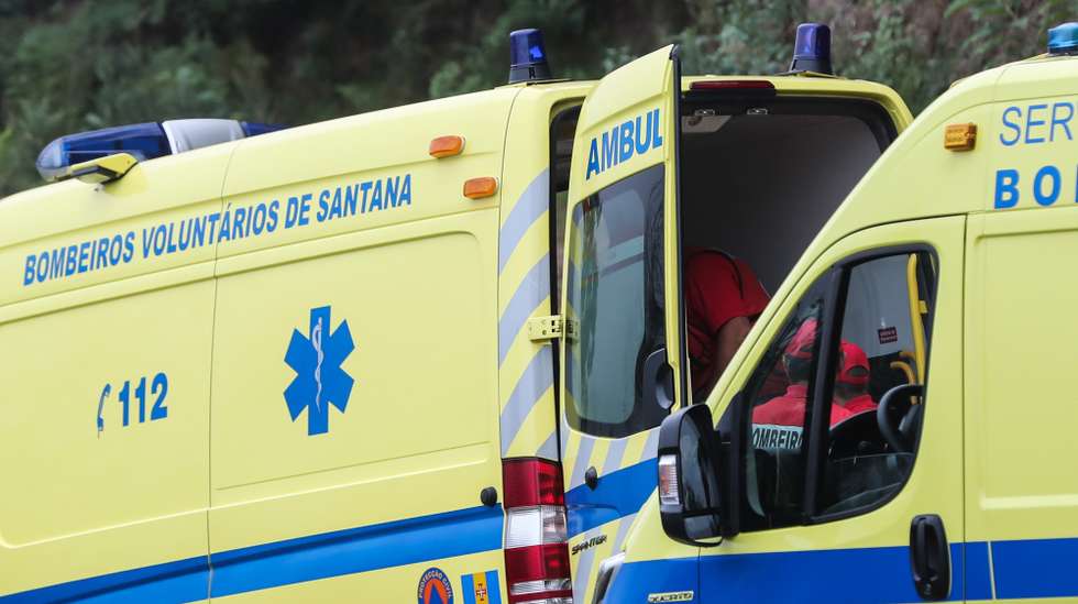 Uma ambulância apropriada faz o transporte de 2 feridos entre o local do acidente e a zona de transbordo, junto a uma estrada regional, após uma derrocada na Vereda do Caldeirão Verde esta tarde ter provocado vários feridos, em Santana, 30 de outubro de 2019. HOMEM DE GOUVEIA/LUSA