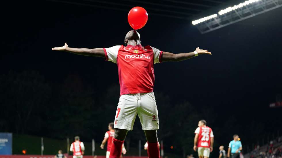O jogador do Sporting de Braga, Bruma, festeja após marcar um golo contra o Vitória de Guimarães durante o jogo dos quartos de final da Taça da Liga de futebol realizado no Estádio Municipal de Braga, 31 de outubro de 2024. HUGO DELGADO/LUSA