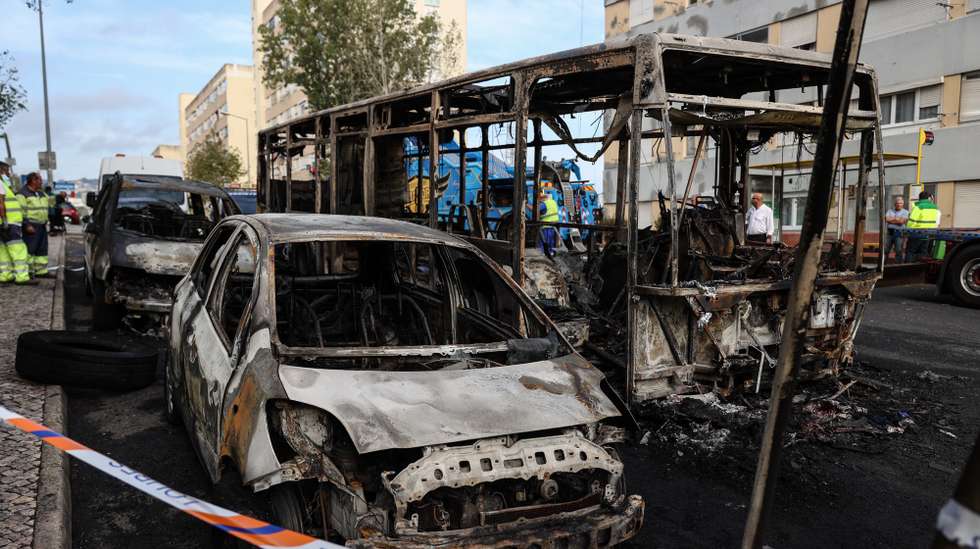 Um autocarro e três automoveis arderam no Bairro da Cidade Nova, em Santo António dos Cavaleiros, Loures, durante a terceira noite de protestos, 24 de outubro de 2024, após Odair Moniz, 43 anos, cidadão cabo-verdiano, e morador no Bairro do Zambujal, na Amadora, ser baleado por um agente da PSP na madrugada de segunda-feira, no Bairro da Cova da Moura, tendo morrido pouco depois, no Hospital São Francisco Xavier, em Lisboa. MIGUEL A. LOPES/LUSA