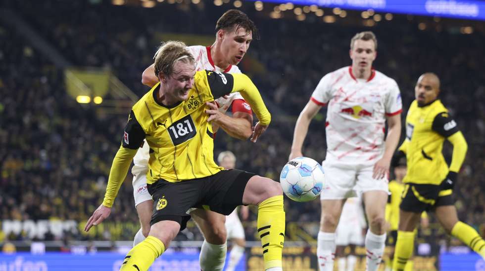 epa11697959 Julian Brandt of Dortmund (L) in action during the German Bundesliga soccer match between Borussia Dortmund and RB Leipzig in Dortmund, Germany, 02 November 2024.  EPA/CHRISTOPHER NEUNDORF CONDITIONS - ATTENTION: The DFL regulations prohibit any use of photographs as image sequences and/or quasi-video.