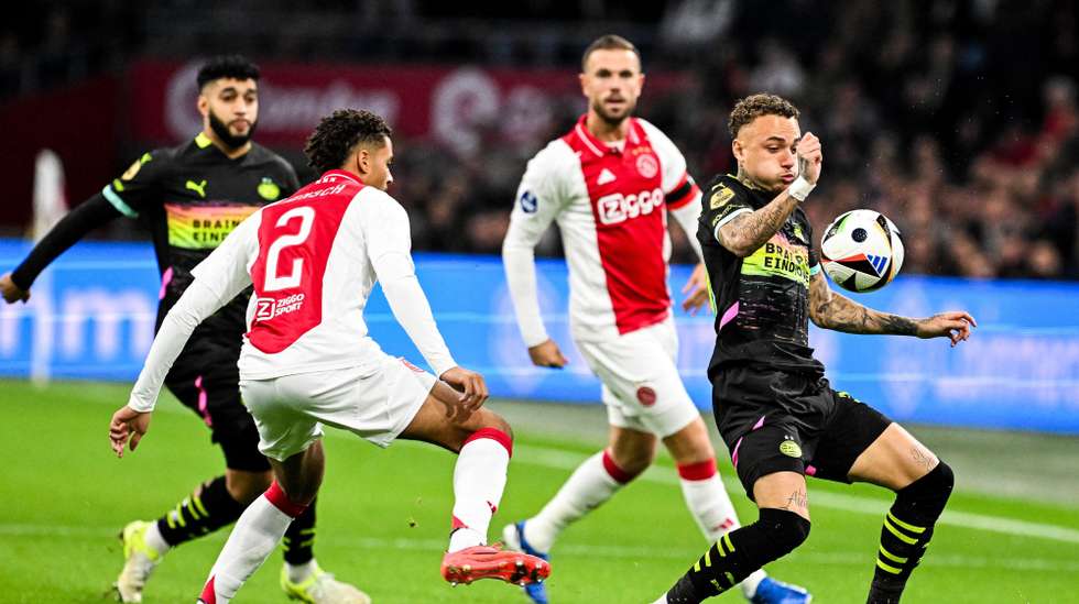 epa11697794 Devyne Rensch (L) of Ajax andNoa Lang of PSV in action during the Dutch Eredivisie soccer match between Ajax Amsterdam and PSV Eindhoven, in Amsterdam, Netherlands, 02 November 2024