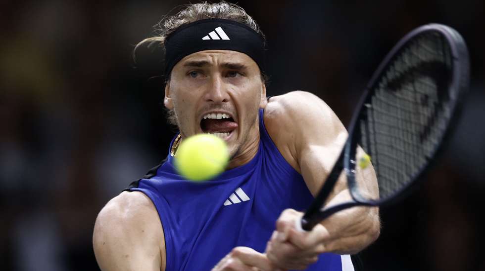 epaselect epa11698857 Alexander Zverev of Germany in action during his final match against Ugo Humbert of France at the ATP Paris Masters tennis tournament in Paris, France, 03 November 2024.  EPA/YOAN VALAT