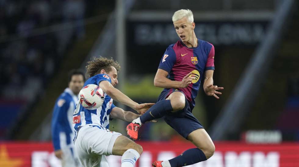 epa11699180 FC Barcelona'sDani Olmo (R) vies for the ball against Espanyol's Alex KrÃ¡l during the Spanish LaLiga soccer match between FC Barcelona and Espanyol Barcelona, in Barcelona, Spain, 03 November 2024.  EPA/Enric Fontcuberta