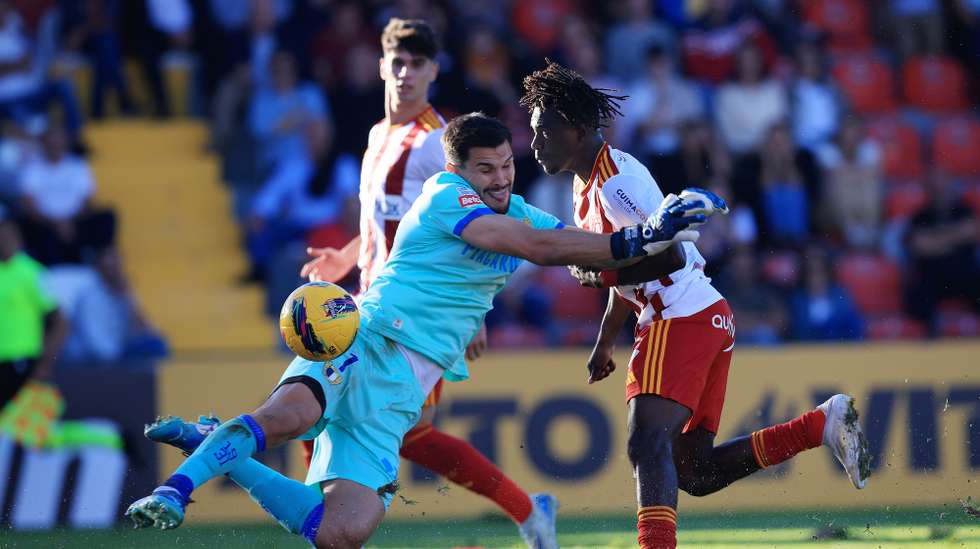 O jogador do AVS Babatunde Akinsola (D) marca o 2-2, durante o jogo da Primeira Liga de Futebol entre o AVS e o Famalicão, realizado no Estádio do Clube Desportivo das Aves, na Vila das Aves, 03 de novembro de 2024. ESTELA SILVA/LUSA