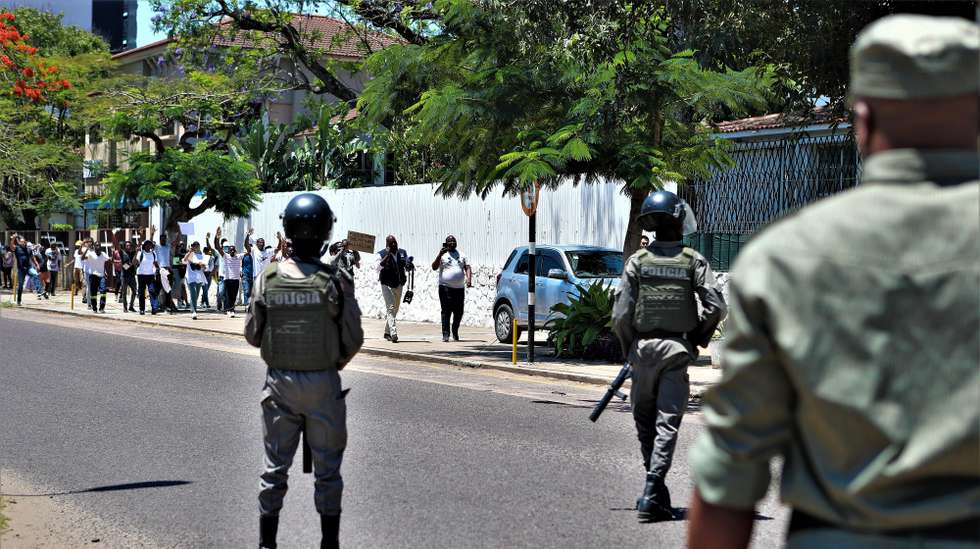 A polícia moçambicana travou hoje, no centro de Maputo, uma manifestação com poucas dezenas de pessoas em protesto contra os resultados anunciados das eleições gerais de 09 de outubro, lançando gás lacrimogéneo para dispersar, 04 de novembro de 2024. LUÍSA NHANTUMBO/LUSA