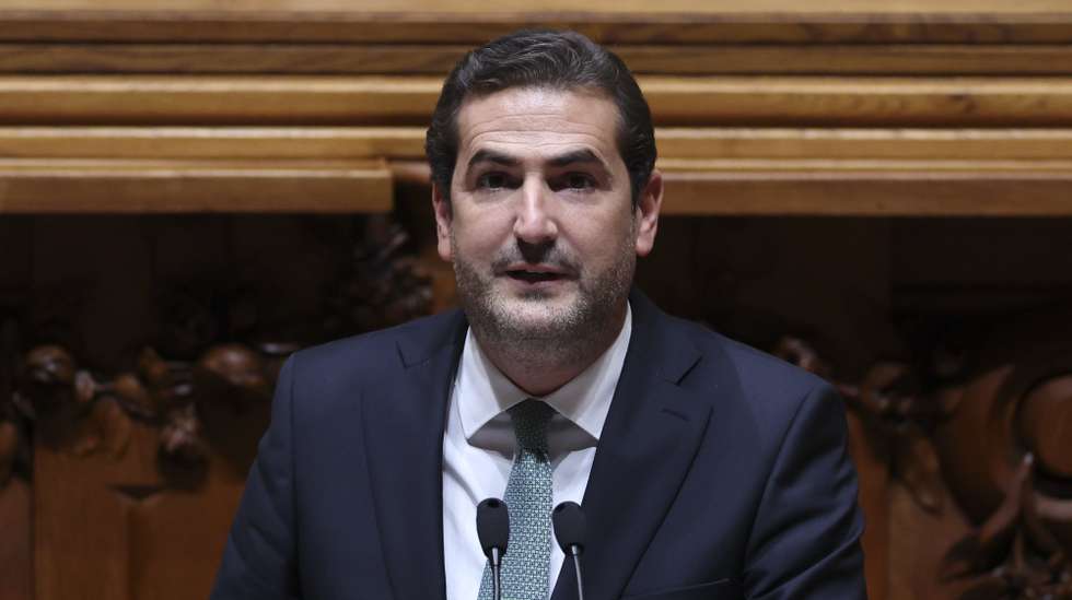 O líder parlamentar do Partido Social Democrata (PSD), Hugo Soares, intervém durante a sessão plenária sobre o Orçamento do Estado para 2025 (OE2025), na Assembleia da República, em Lisboa, 31 de outubro de 2024. ANTÓNIO COTRIM/LUSA
