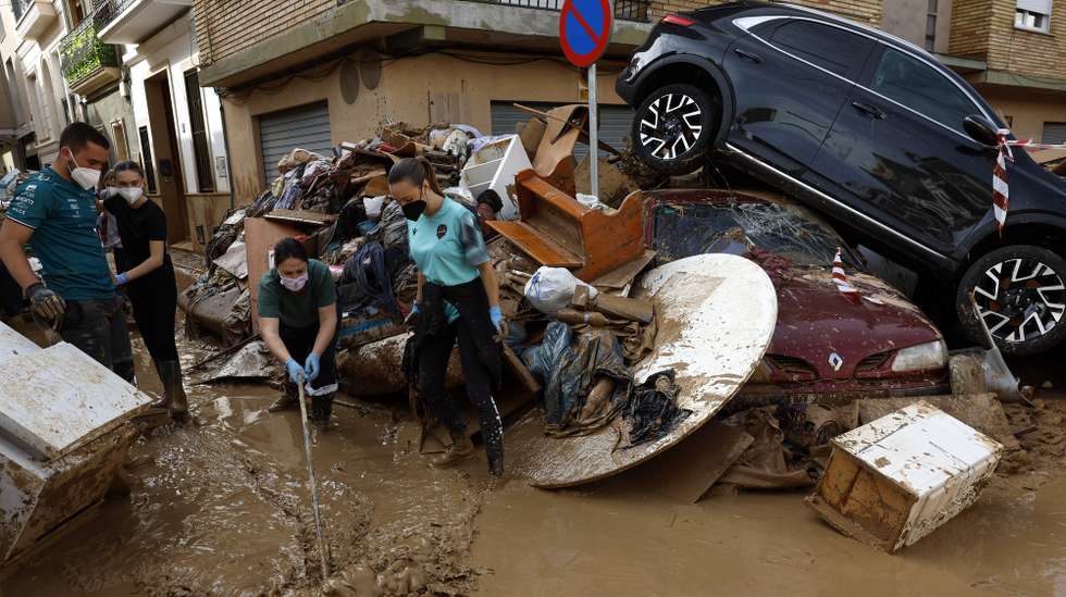 epa11702352 People clean a mud-covered street in the flood-hit municipality of Catarroja, Valencia province, Spain, 05 November 2024. The devastating floods in Valencia and neighboring provinces have caused at least 213 fatalities, as efforts to search for missing people, provide supplies and care for the victims continue a week after the DANA (high-altitude isolated depression) weather phenomenon hit the east of the country on 29 October.  EPA/CHEMA MOYA
