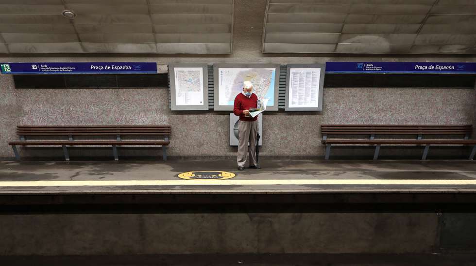 Um utente do Metro de Lisboa lê o jornal na estação da Praça de Espanha, reaberta desde as 23h de ontem, após um desabamento na estação no dia 29 de setembro, que afetou a circulação na Linha Azul, em Lisboa, 02 de outubro de 2020. ANTÓNIO PEDRO SANTOS/LUSA