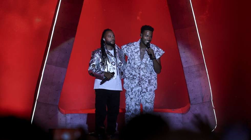 Os Calema, a dupla musical dos irmãos António Mendes Ferreira e Fradique Mendes Ferreira, de São Tomé e Príncipe, durante a sua atuação no primeiro dia da 9ª edição do festival O Sol da Caparica, em Almada, 15 de agosto de 2024. O festival decorre até 18 de agosto. CARLOS M. ALMEIDA/LUSA