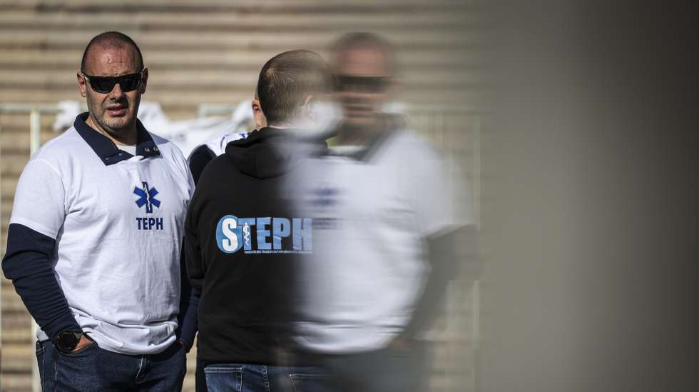 Protesto dos Técnicos de Emergência Pré-Hospitalar (TEPH) que estão em greve às horas extraordinárias, convocada pelo Sindicato Técnicos de Emergência Pré-Hospitalar (STEPH), pela revisão da carreira e melhores condições salariais, frente à Assembleia da República, em Lisboa, 30 de outubro de 2024. ANDRÉ KOSTERS/LUSA