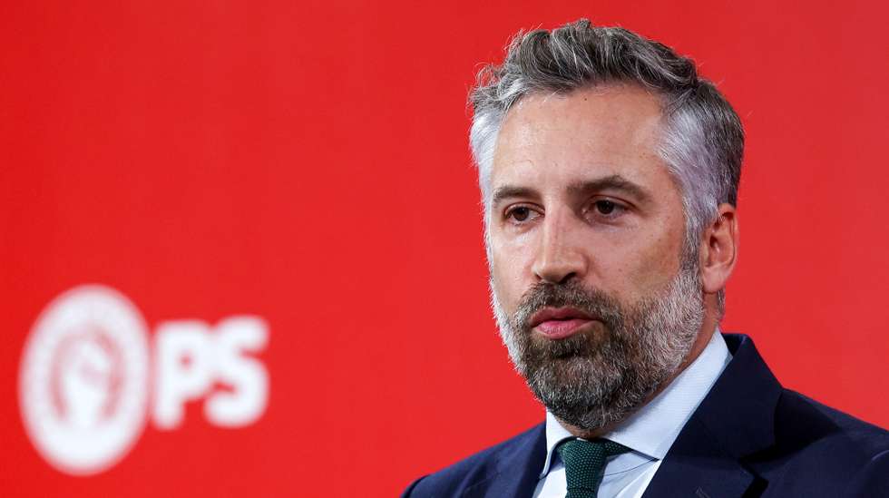 O secretário-geral do Partido Socialista (PS), Pedro Nuno Santos, presta declarações a propósito do Orçamento do Estado para 2025  na sede nacional do Partido Socialista, Lisboa, 17 de outubro de 2024.  ANTÓNIO COTRIM/LUSA
