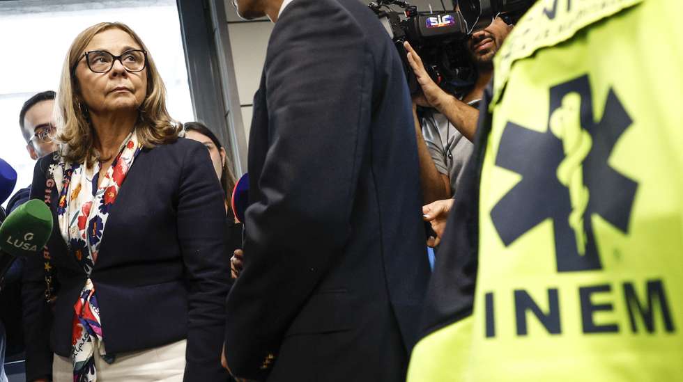A ministra da Saúde, Ana Paula Martins, durante uma visita ao INEM, em Lisboa, 12 de novembro de 2024. As falhas no INEM, devido a uma greve dos seus trabalhadores às horas extraordinárias, estão a ser associadas à morte de, pelo menos 10 pessoas, nos últimos dias. ANTÓNIO PEDRO SANTOS/LUSA