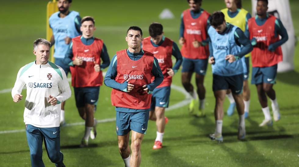 Portugal national soccer team player Cristiano Ronaldo (C) attends a training session ahead of the League of Nations matches against Poland and Croatia, at Cidade do Futebol in Oeiras, Portugal, 12 November 2024. FILIPE AMORIM/LUSA