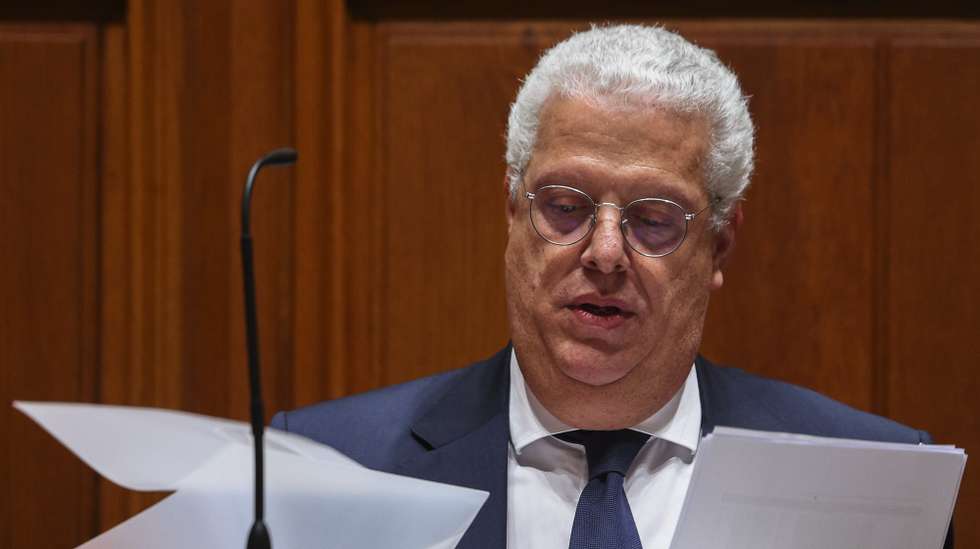 O ministro da Economia, Pedro Reis (R), participa na audição perante a Comissão de Orçamento, Finanças e Administração Pública, no âmbito da apreciação, na especialidade, da Proposta de Lei n.º 26/XVI/1.ª (GOV) – Aprova o Orçamento do Estado para 2025, na Assembleia da República, em Lisboa, 14 de novembro de 2024. TIAGO PETINGA/LUSA