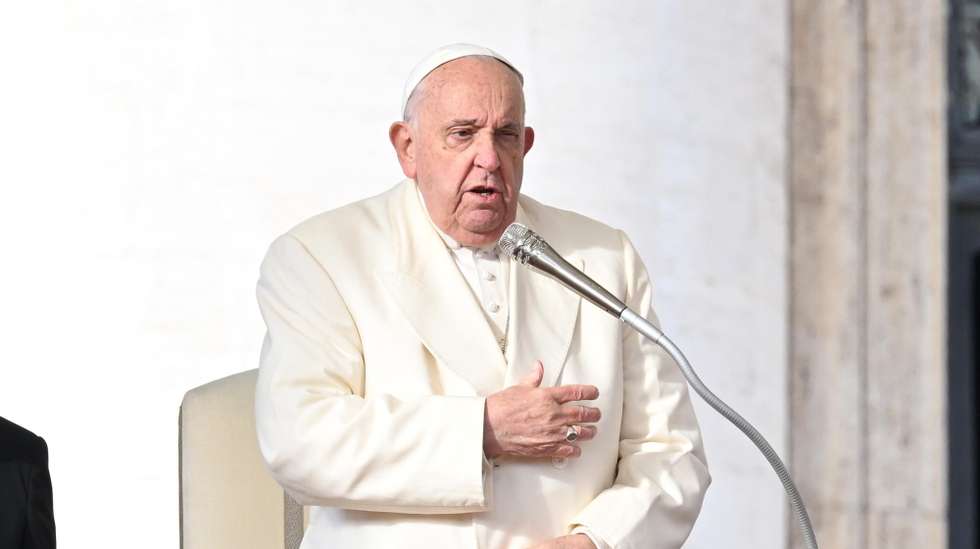 epa11717779 Pope Francis addresses the crowd during his weekly General Audience in Saint Peter's Square, Vatican City, 13 November 2024.  EPA/MAURIZIO BRAMBATTI