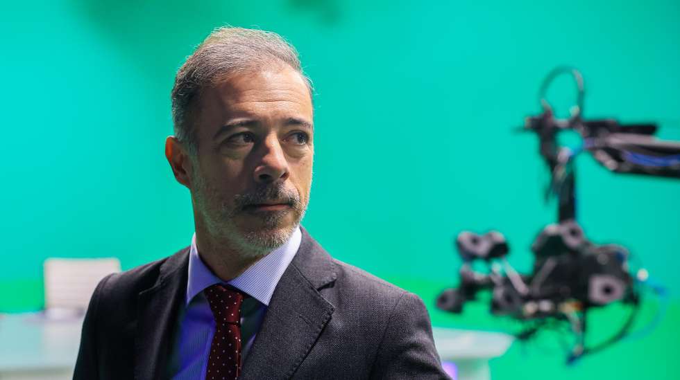 O ministro dos Assuntos Parlamentares, Pedro Duarte, visita o Centro de Produção do Norte da RTP, em Vila Nova de Gaia, 18 de novembro de 2024. JOSÉ COELHO/LUSA