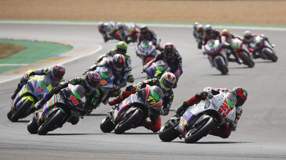 epa09948869 Swiss rider Dominique Aegerter (2-R) of Dynavolt Intact GP in action during the MotoE race at the French Motorcycling Grand Prix in Le Mans, France, 15 May 2022.  EPA/YOAN VALAT