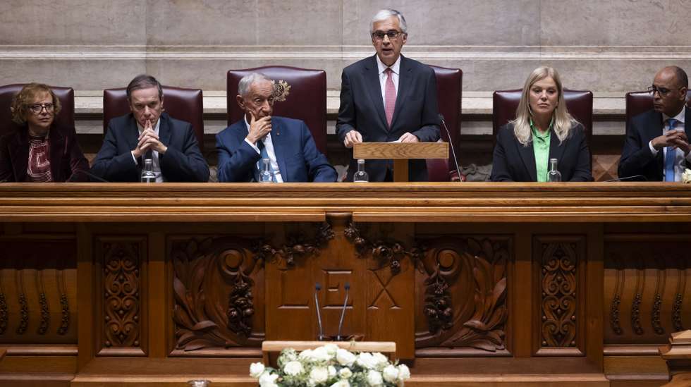 O presidente da Assembleia da República, Aguiar Branco, usa da palavra durante a sessão comemorativa do 25 de Novembro, na Assembleia da República, em Lisboa, 25 de novembro de 2024. JOSÉ SENA GOULÃO/LUSA