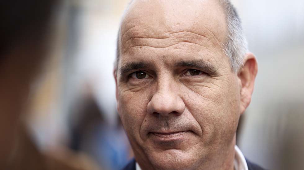 O secretario-geral do Partido Comunista Português (PCP), Paulo Raimundo, durante a ação de contacto com pais e trabalhadores do Jardim Infantil Popular da Pontinha, no âmbito da campanha "Aumentar salários e pensões, por uma vida melhor" em Lisboa, 21 de novembro de 2024. FILIPE AMORIM/LUSA