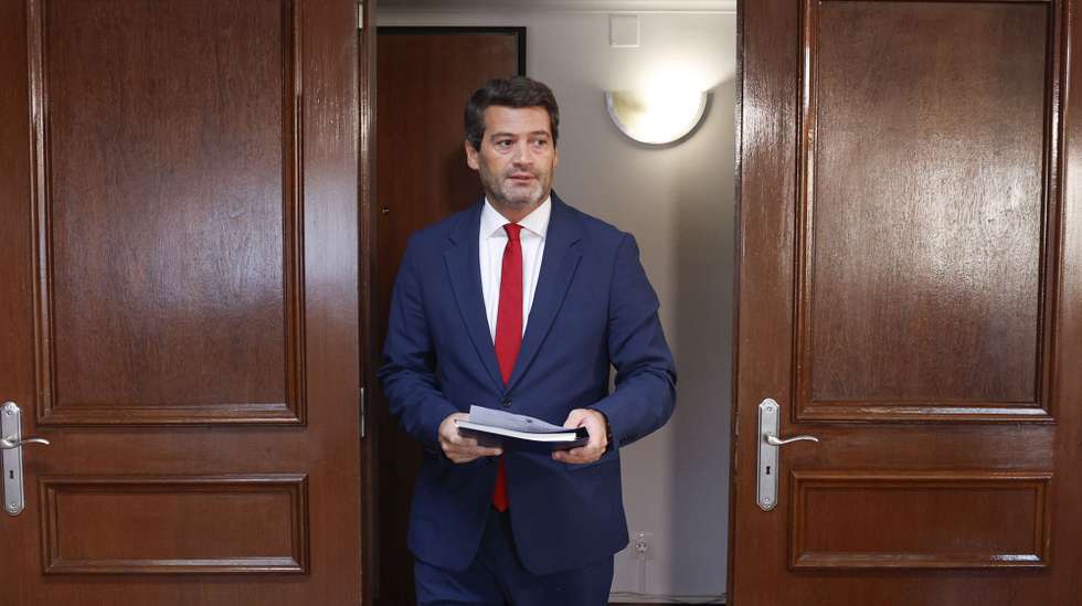 O presidente do Chega (CH), André Ventura, à chegada para uma conferência de imprensa sobre a proposta de revisão constitucional, na sede nacional do partido, em Lisboa, 19 de novembro de 2024. ANTÓNIO PEDRO SANTOS/LUSA