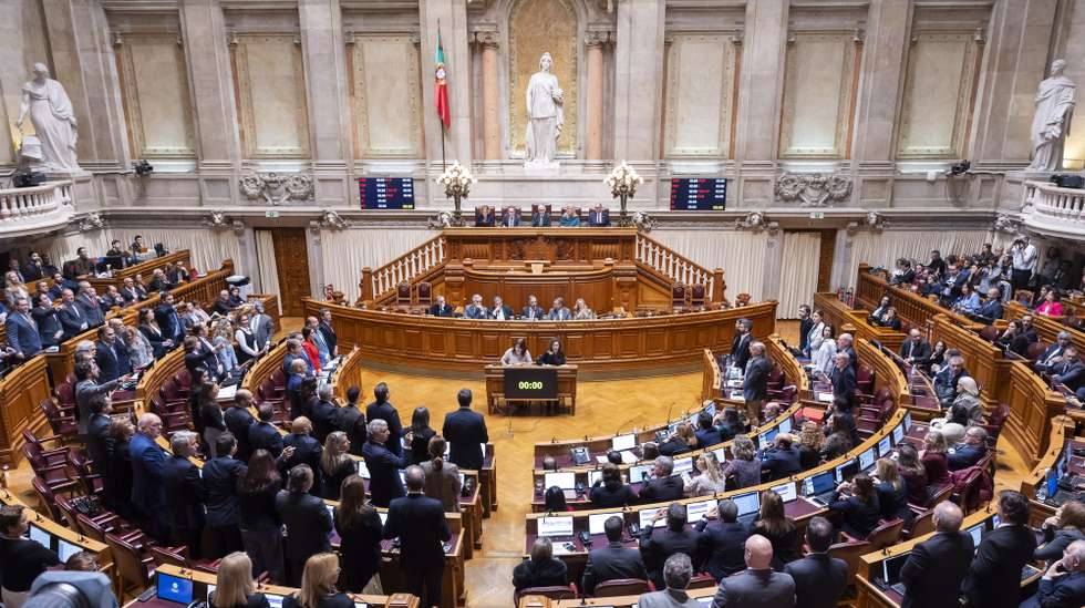 Deputados votam sobre se a sessão plenária deve continuar ou não devido aos cartazes pendurados pelo Chega no exterior da Assembleia da República, durante a sessão plenária de votação do Orçamento de Estado 2025, 29 de novembro de 2024. A sessão plenária de hoje foi marcada por um protesto, que incluiu a colação de tarjas nas janelas. da Assembleia da República, contra a aprovação ontem no parlamento do fim do corte de 5% nos salários dos titulares de cargos públicos. JOSÉ SENA GOULÃO/LUSA