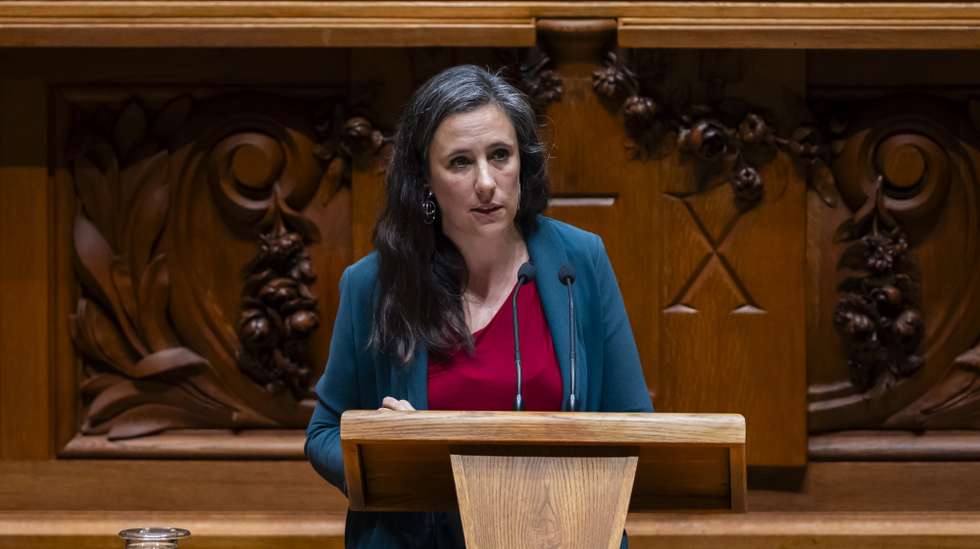 A líder parlamentar do Livre, Isabel Mendes Lopes, usa da palavra durante a sessão plenária de votação do Orçamento de Estado 2025, 29 de novembro de 2024. JOSÉ SENA GOULÃO/LUSA