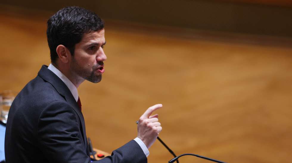 O deputado do Partido Social Democrata, Hugo Carneiro, durante o debate parlamentar na especialidade na Assembleia da República em Lisboa, 22 de novembro de 2024. TIAGO PETINGA/LUSA