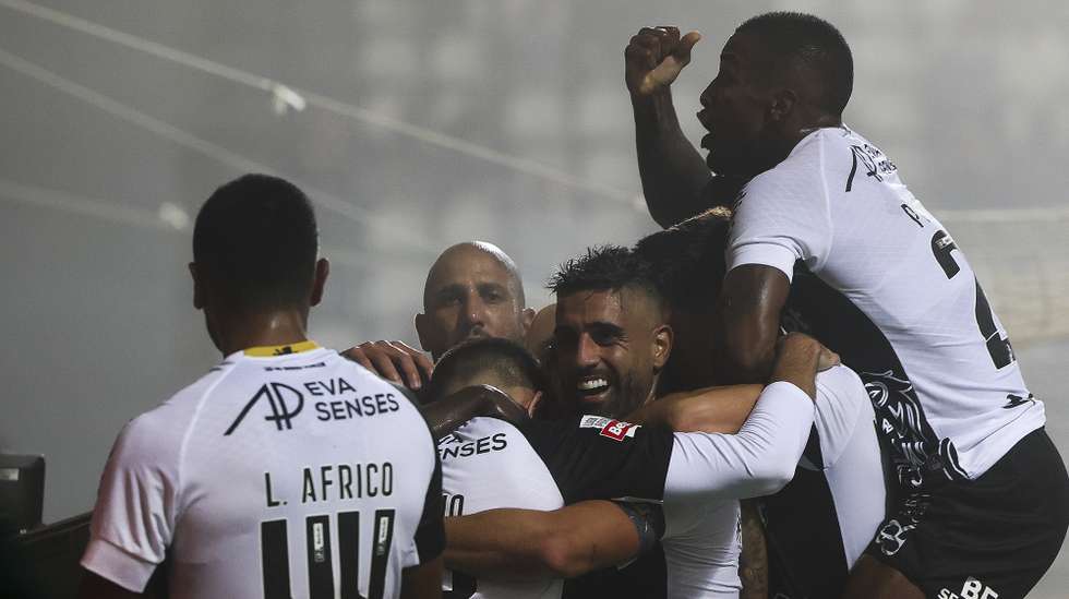 O jogador do Farense, Darío Poveda, festeja após marcar um golo contra o Estrela da Amadora durante o jogo da I Liga de futebol, disputado no estádio do Farense, em Faro, 29 de novembro de 2024. LUÍS FORRA/LUSA