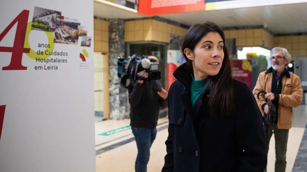 A coordenadora do Bloco de Esquerda (BE), Mariana Mortágua, à chegada para uma reunião com quatro comissões de utentes da Unidade Local de Saúde da Região de Leiria, Ur'Gente - Associação de Utentes de Saúde de Porto de Mós, Comissão de Utentes em Defesa do SAP 24H Marinha Grande, Batalha pela Saúde - Associação de Utentes da USF Condestável, Movimento de Utentes de Ourém, Leiria, 4 de dezembro de 2024. PAULO CUNHA/LUSA