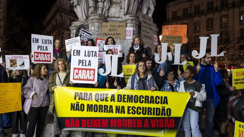 Concentração de trabalhadores da TiN -Trust in News, com o objetivo de conscencializar a sociedade para a situação difícil que os trabalhadores e os títulos atravessam, no Largo Camões, em Lisboa, 04 de dezembro de 2024. JOSÉ SENA GOULÃO/LUSA