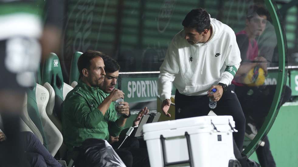 Sporting head coach Tiago Teixeira (R) and Joao Pereira (L) during their Portuguese First League soccer match against Santa Clara held at Alvalade Stadium, in Lisbon, Portugal, 30 November 2024. MIGUEL A. LOPES/LUSA