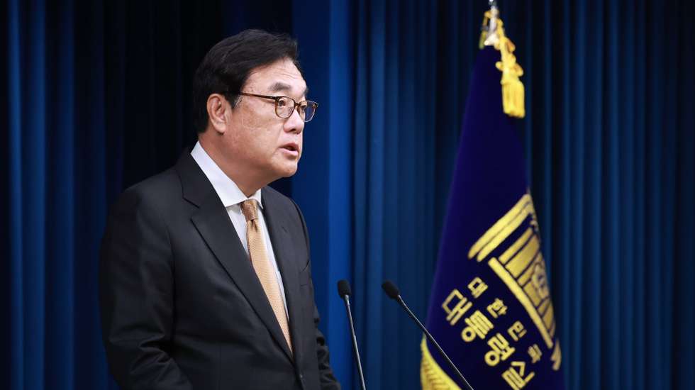epa11757835 South Korea's presidential chief of staff, Chung Jin-suk, gives a briefing at the presidential office in Seoul, South Korea, 05 December 2024. Jin-suk announced that South Korean President Yoon Suk Yeol has nominated Ambassador to Saudi Arabia Choi Byun-hyuk as the new defense minister.  EPA/YONHAP SOUTH KOREA OUT