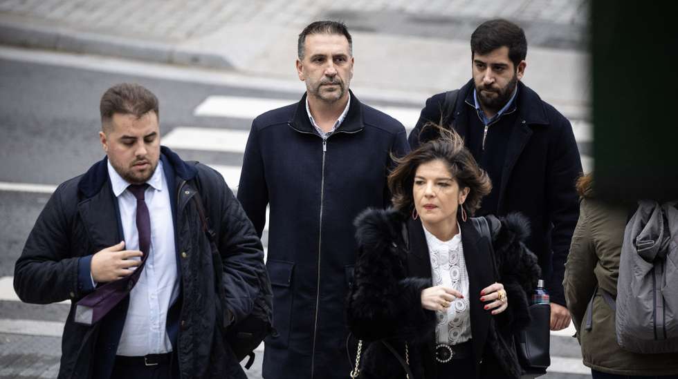 Fernando Saul, oficial de ligação aos adeptos do FC Porto (2-E) à chegada ao Tribunal de Instrução Criminal do Porto, 7 de fevereiro de 2024. As medidas de coação para os arguidos da Operação Pretoriano são conhecidas durante a tarde de hoje. LUSA