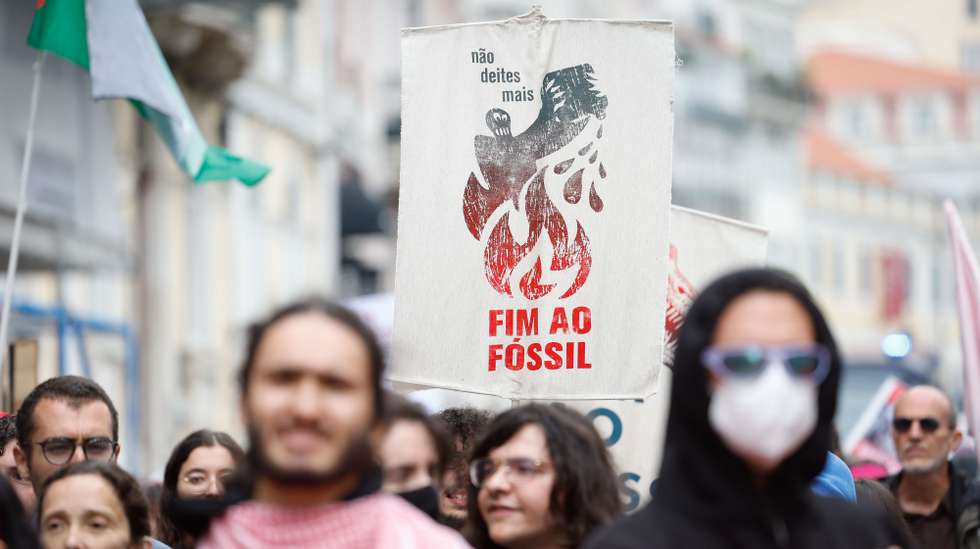 Manifestantes protestam durante a marcha "Unidas Contra o Colapso", organizada pela Greve Climática Estudantil Lisboa e o movimento Fim ao Genocídio, Fim ao Fóssil, entre o Príncipe Real e o Gabinete de Representação do Parlamento Europeu, em Lisboa, 08 de junho de 2024. ANTÓNIO PEDRO SANTOS/LUSA