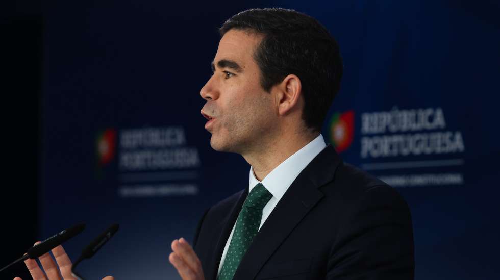 O ministro da Presidência, António Leitão Amaro, intervém durante o briefing de conclusão após a reunião do Conselho de Ministros, no Campus XXI em Lisboa, 05 de dezembro de 2024, TIAGO PETINGA/LUSA