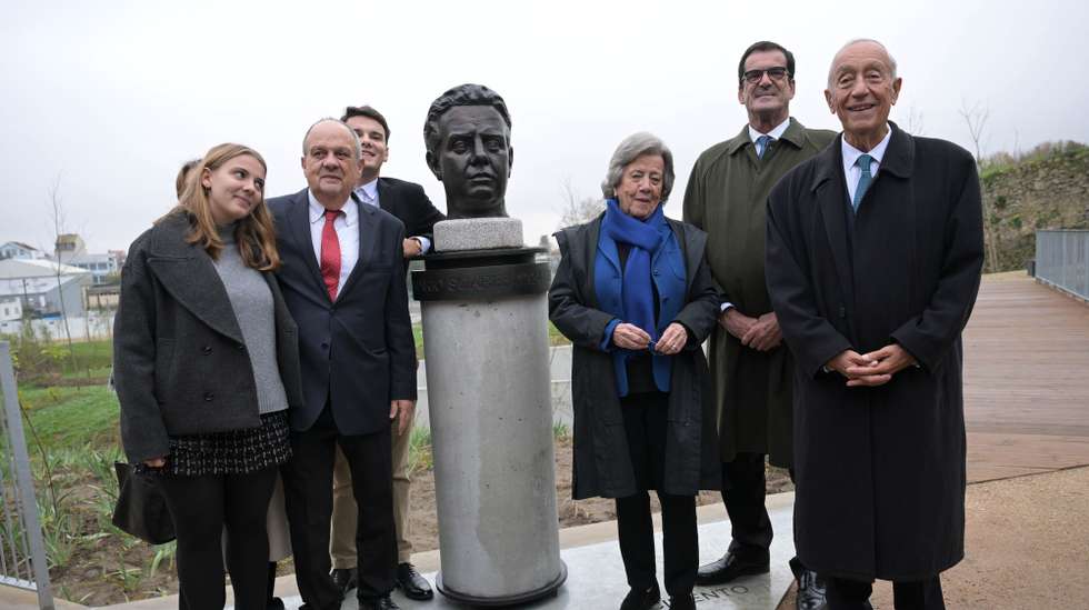 O Presidente da República, Marcelo Rebelo de Sousa (D), acompanhado pelo presidente da Câmara Municipal do Porto, Rui Moreira (2-D), e por elementos da família de Mário Soares, posam junto do busto de antigo Presidente da República, na cerimónia de abertura que atribui o topónimo de "Parque Urbano Dr. Mário Soares" ao Parque Urbano da Lapa, homenageando assim o antigo político, que celebraria o seu 100.º aniversário no próximo dia 07 de dezembro, no Porto, 05 de dezembro de 2024. FERNANDO VELUDO/LUSA