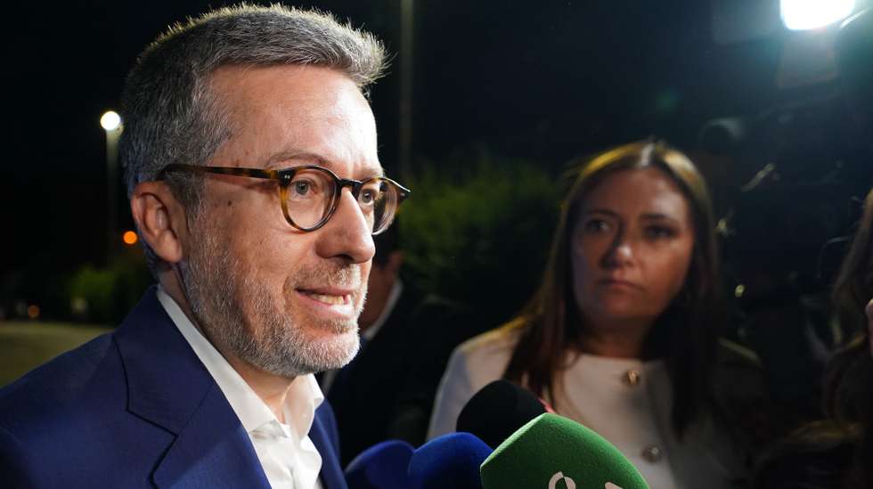 Carlos Moedas fala aos jornalistas à chegada ao 42.º Congresso Nacional do PSD realizado em Braga, 19 de Outubro 2024. HUGO DELGADO/LUSA