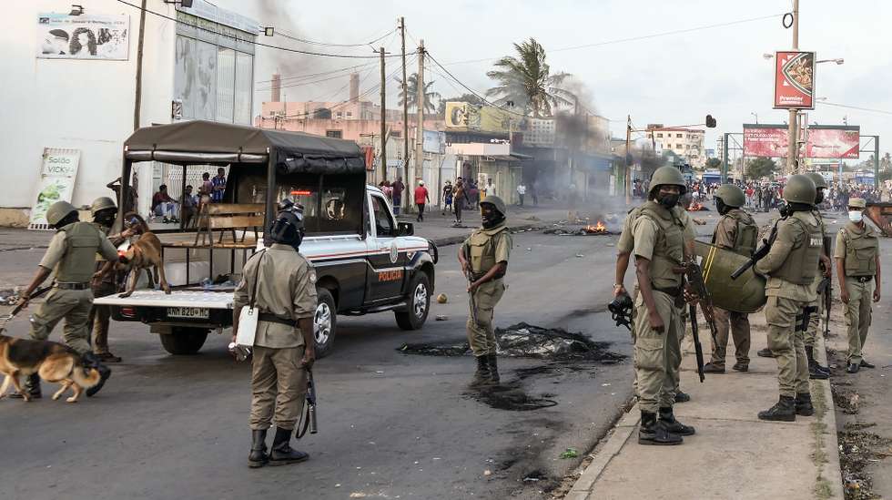 A polícia moçambicana recorreu, ao final da tarde, a disparos de gás lacrimogéneo e tiros para dispersar centenas de manifestantes que durante o dia cortaram a avenida Acordos de Lusaka, centro de Maputo, em protesto contra o processo eleitoral, 06 de dezembro de 2024. PAULO JULIÃO / LUSA