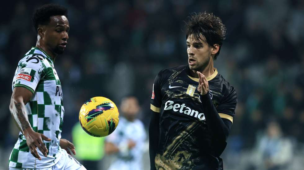 Moreirense player Maracas (L) vies for the ball with Sporting player Daniel Braganca (R) during the Portuguese First League soccer match between Moreirense and Sporting at Comendador Joaquim de Almeida Freitas Stadium in Moreira de Conegos, Guimaraes, Portugal, 05 December 2024. ESTELA SILVA/LUSA