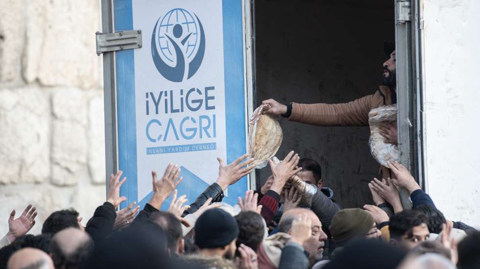 epaselect epa11766869 People queue up to receive bread outside a truck from Turkish organization Iyilige Cagri (Call to Goodness) amid bread shortage in Damascus, Syria, 09 December 2024. Syrian rebels entered Damascus on 08 December 2024 and announced in a televised statement the 'Liberation of the city of Damascus and the overthrow of Bashar al-Assad', as well as the release of all the prisoners.  EPA/HASAN BELAL