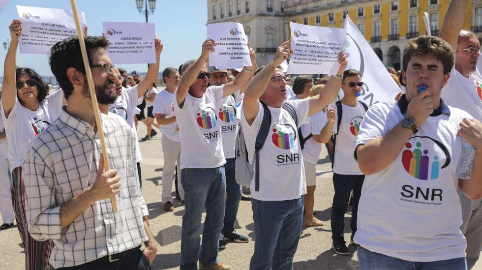 Trabalhadores dos Registos e Notariado manifestam-se frente ao ministério da Justiça em Lisboa no inicio da greve convocada pela Federação de Sindicatos da Administração Pública e de Entidades com Fins Públicos e pelo Sindicato Nacional dos Registos, uma vez que não obtiveram do Governo, pela via da negociação, as respostas pretendidas às reivindicações dos trabalhadores. 30 de julho de 2018. MIGUEL A. LOPES/LUSA