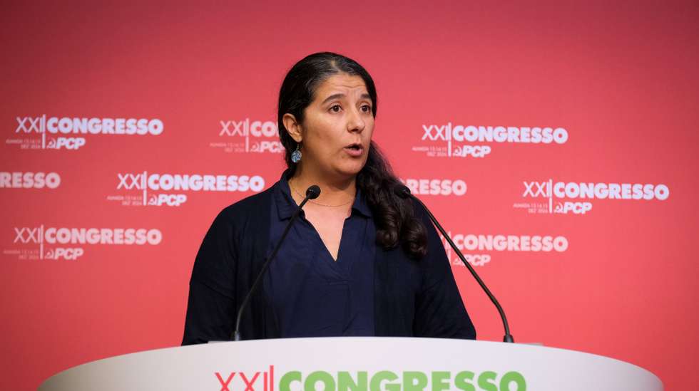 A líder da bancada parlamentar do Partido Comunista Português (PCP), Paula Santos, discursa, durante o XXII Congresso do partido no Pavilhão Complexo Municipal dos Desportos “Cidade de Almada”. 14 de dezembro de 2024. RUI MINDERICO / LUSA