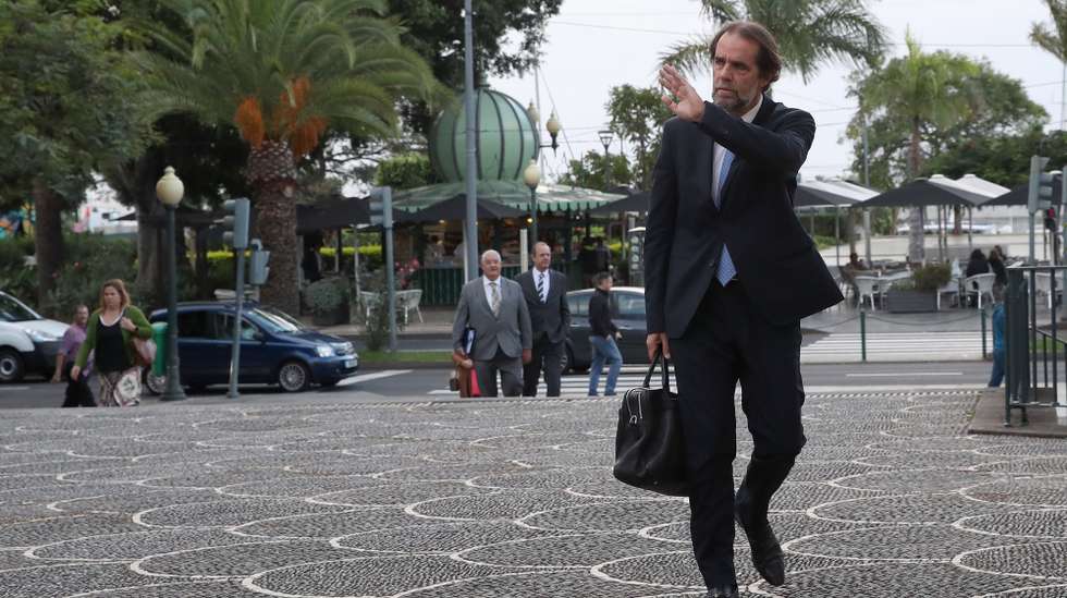 Miguel Albuquerque, presidente do Governo Regional da Madeira à chegada para o debate do Orçamento Regional para 2025 e Plano de Investimentos (PIDDAR), na Assembleia Legislativa da Madeira, no Funchal, 9 de dezembro de 2024, HOMEM DE GOUVEIA/LUSA