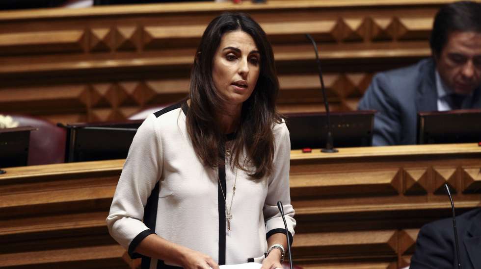 A deputada Teresa Anjinho, do CDS-PP, discursa durante a reunião plenária de votação do projeto lei sobre coadoção por casais do mesmo sexo na Assembleia da República, Lisboa, 21 de janeiro de 2015. PEDRO NUNES/LUSA