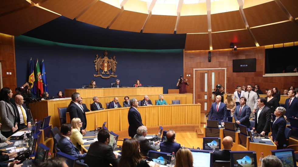 Os grupos parlamentares do PS (D), JPP (D), Chega (E), PAN e IL votam a favor da Moção de Censura ao XV Governo Regional da Madeira, da autoria do Chega tendo por base o regimento específico aprovado em reunião da Conferência dos Representantes dos Partidos, na Assembleia Legislativa da Madeira, no Funchal, Madeira, 17 de dezembro de 2024. HOMEM DE GOUVEIA/LUSA